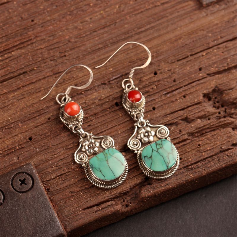 Anting kontras merah dan biru, anting wanita.