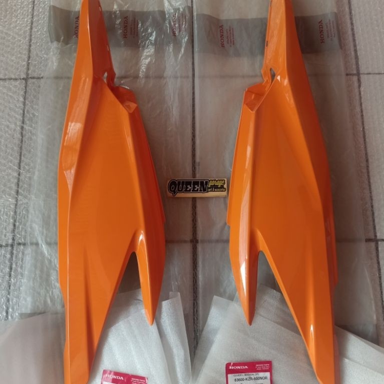 Set Cover Body Belakang Oren Kanan Kiri Honda Vario125 Fi 83500KZR600NOR 83600KZR600NOR