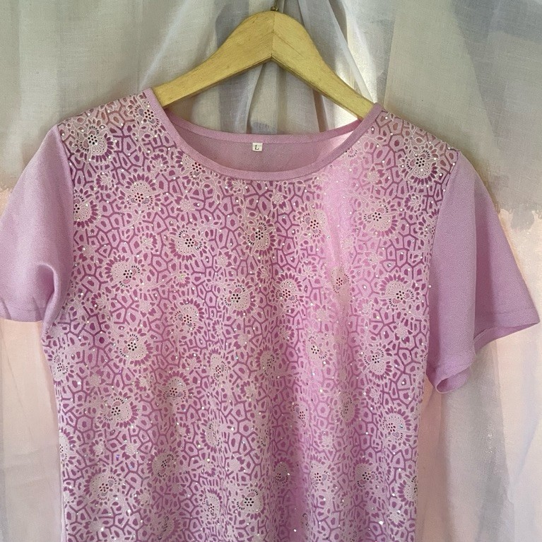 Blouse Wanita Brokat Ungu Muda Lengan Pendek Elegan