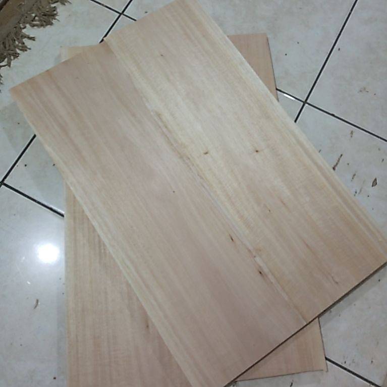 Papan kayu mahoni