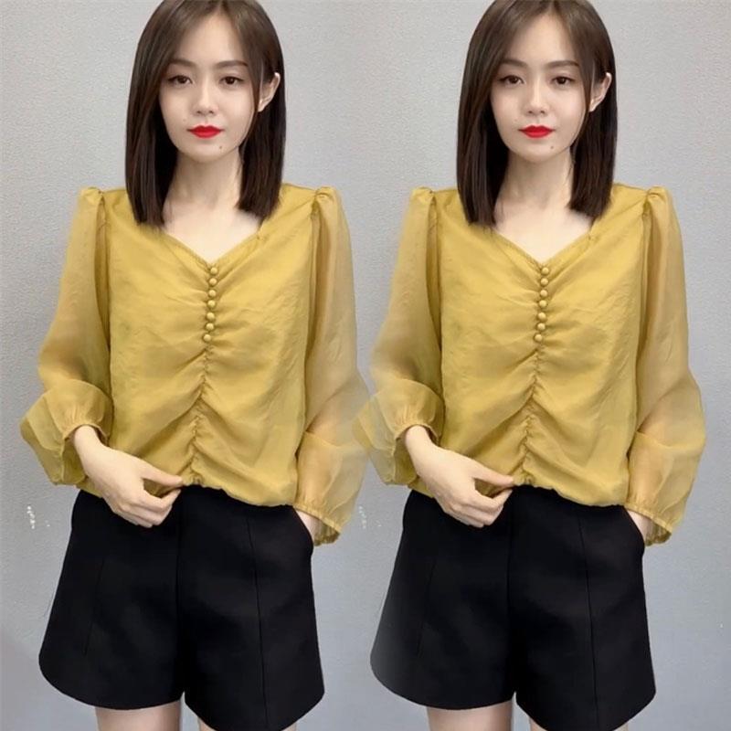 Blus sifon wanita elegan dengan sentuhan gaya.