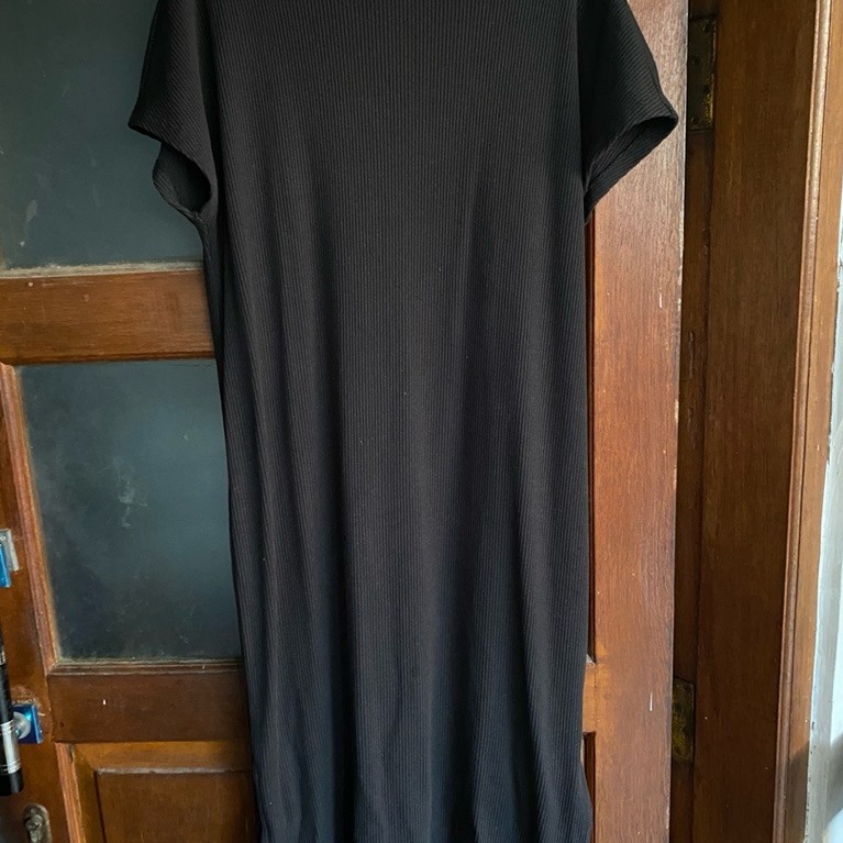 dress knit lengan pendek brand gu nominus hitam pekat