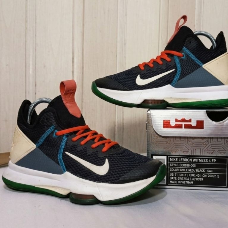 Sepatu Nike LeBron Witness 4