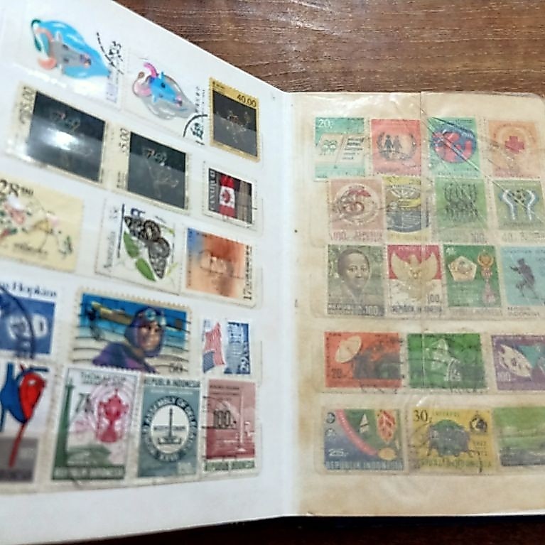 Album perangko filateli edisi luar negeri dan dalam