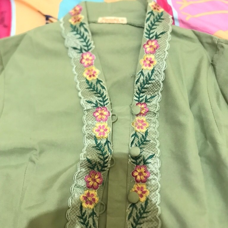 kebaya encim sage green