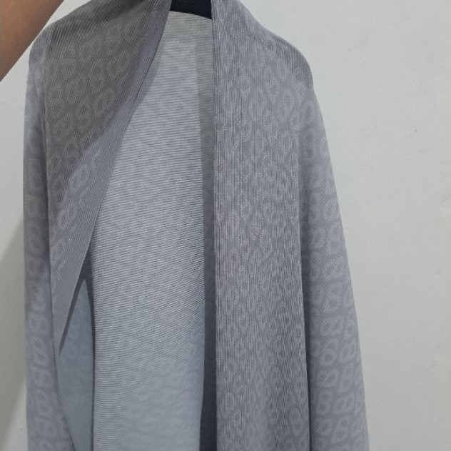 Buttonscarves Tapis Pleated Shawl Storm. From 395.000 spesial sale only 175.000 _LIKE NEW WITH BOX_ 