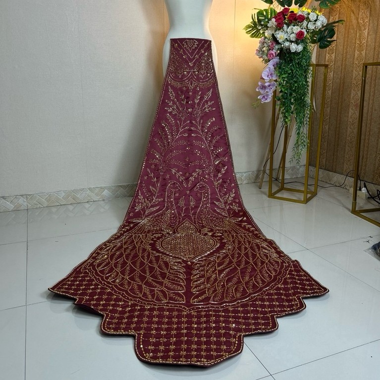 Ekor Cheongsam / Ekor pengatin warna maroon motif Merak