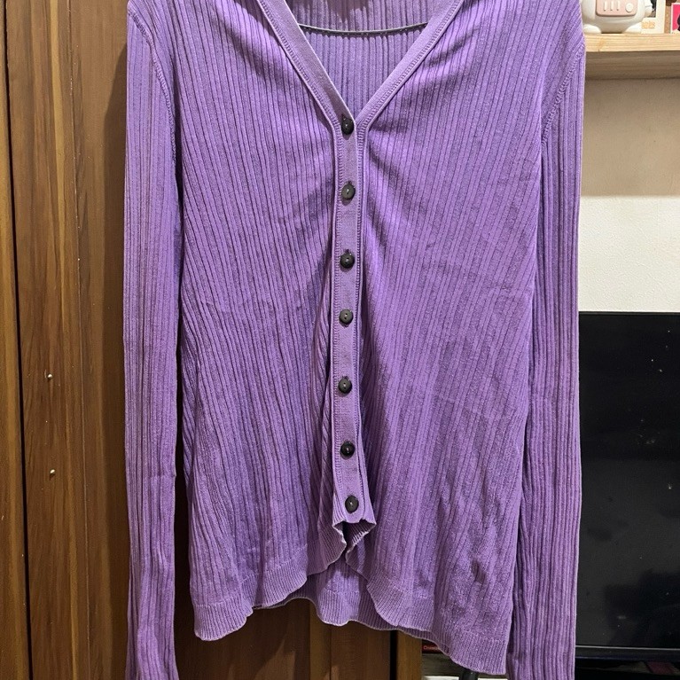 cardigan noir sur blanc