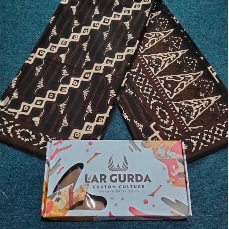 KSA036 Lar Gurda Kesikan Series Motif Parang Urek Hitam, Sarung Batik Tradisional Eksklusif