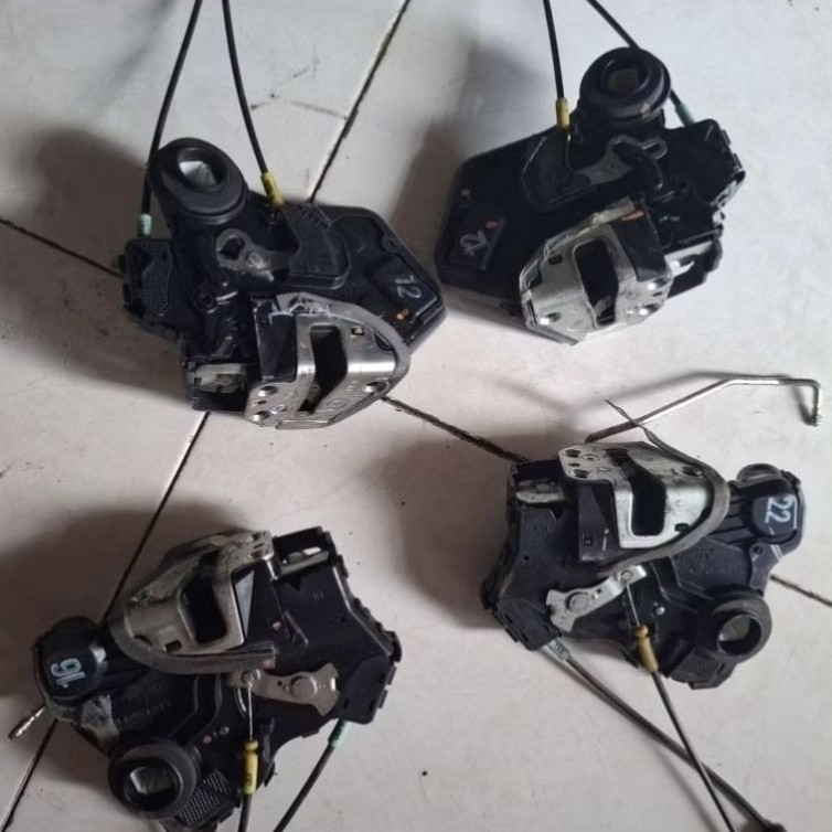 Doorlock Pintu Fortuner Hilux Original 2006/2015