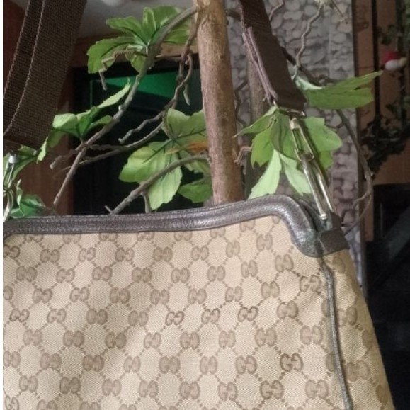 tas Gucci ada defect di pinggir tas preloved second