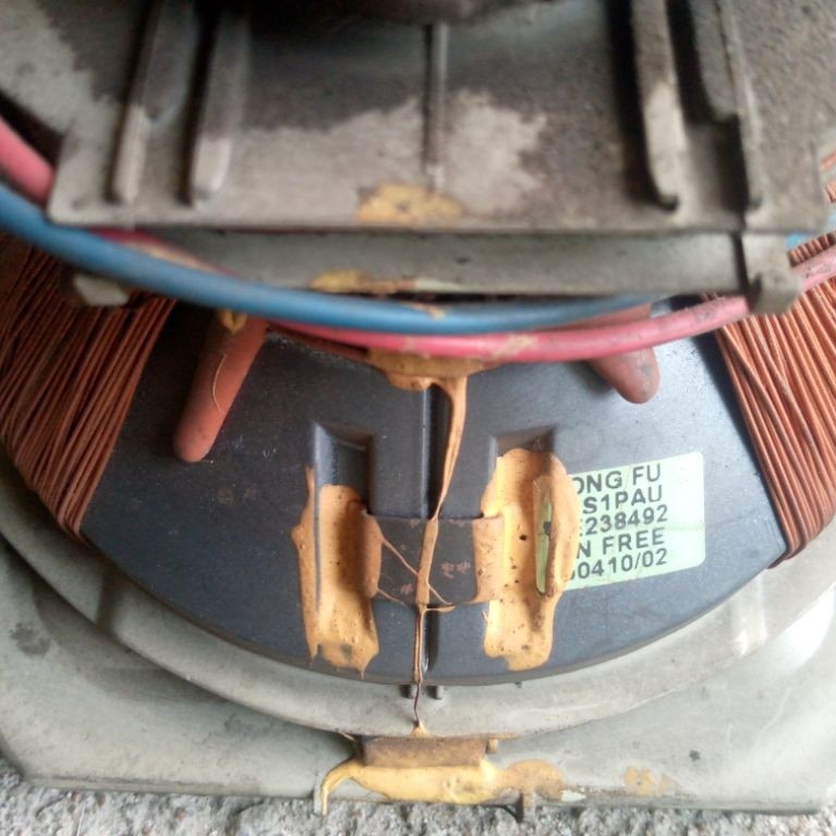 Yoke, konde TV tabung slim 21inc merk Polytron, normal.