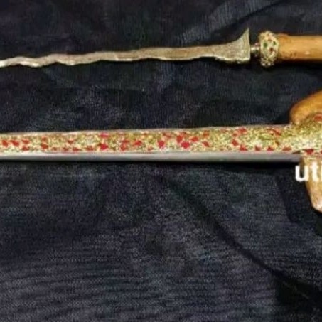 Keris Pengantin Adat Jawa dengan Hiasan Kuningan