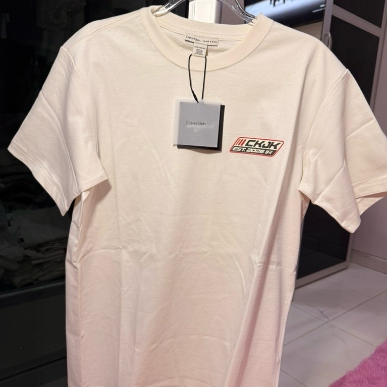 [NEW] READY CKJK CALVIN KLEIN X JUNGKOOK WHITE LOGO BADGE RELAXED T-SHIRT 100% ORIGINAL