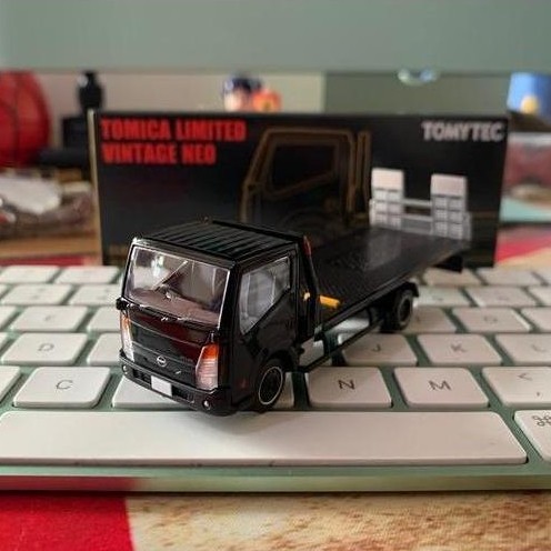 NISSAN ATLAS F24 SAFETY LOADER HK EXCLUSIVE TOMICA LIMITED VINTAGE NEO TTMT