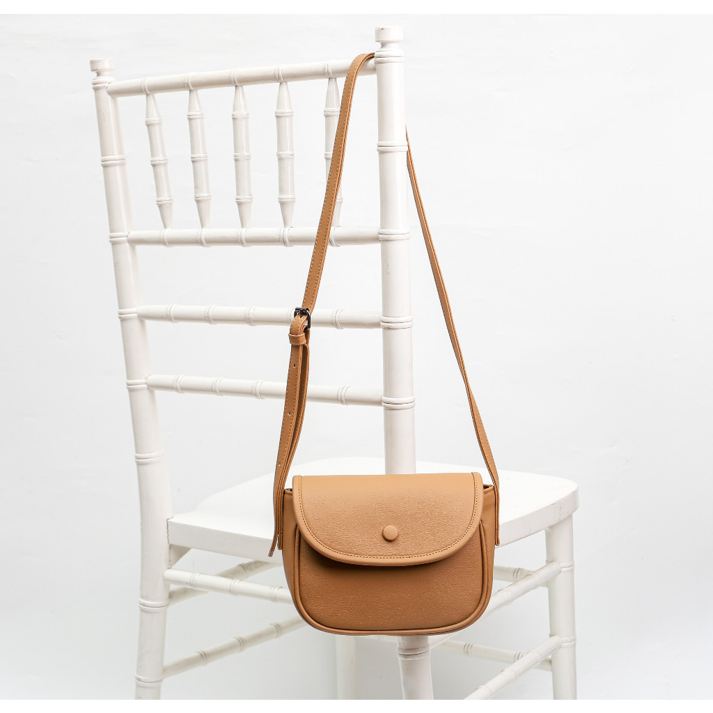 Gavi Sling Bag | Tas Selempang Wanita Bahan Kulit PU Terbaru Model Kancing Warna Hitam Moka Cokelat 