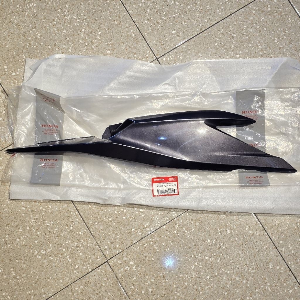 BODY SAMPING BELAKANG KANAN VARIO 125 FI OLD LAMA KZR ABU ABU METALIK ORIGINAL AHM 83500 KZR 600AFB
