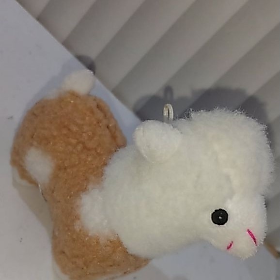 gantungan kunci boneka alpaca (alpaca plush keychain).