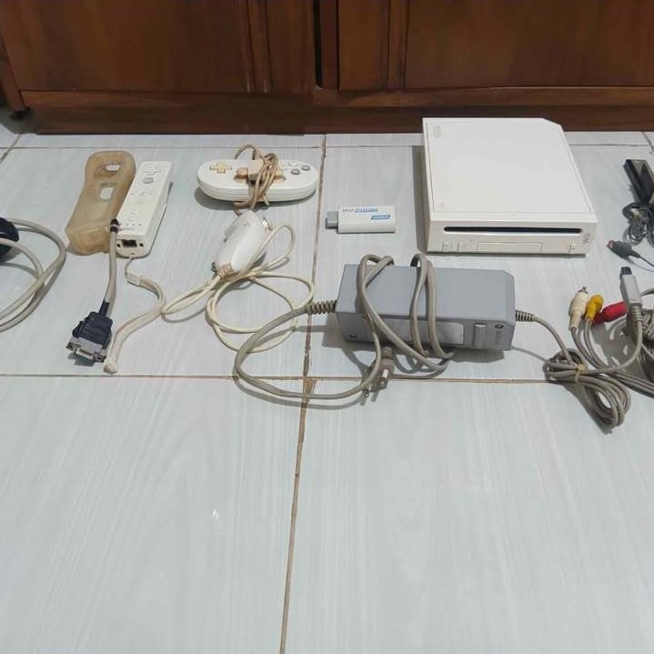 Nintendo Wii dan Aksesorisnya (Second)