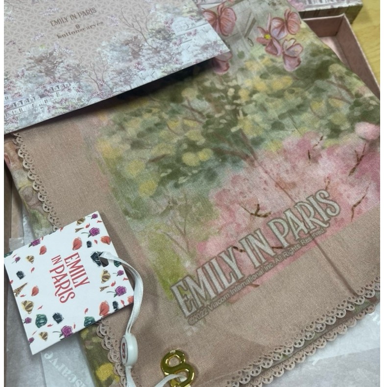 buttonscarves the parisian