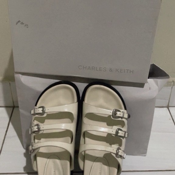 preloved Sandal Wanita Flat Charles&Keith Original 100%