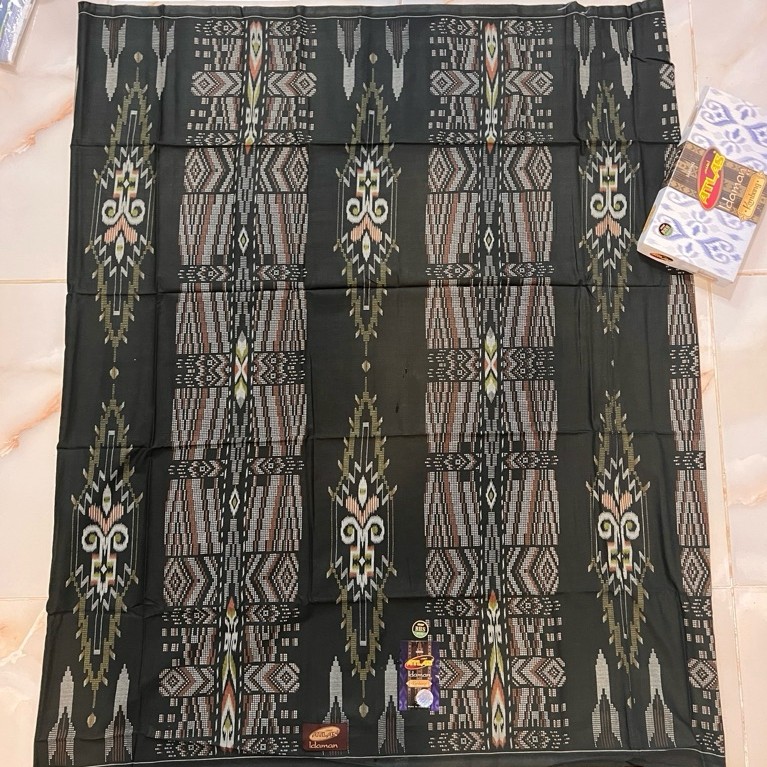 SARUNG ATLAS IDAMAN MOTIF BHS