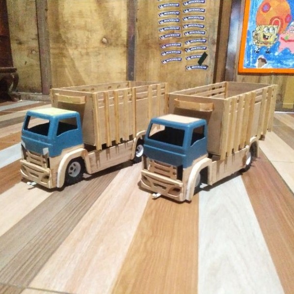 miniatur truk plastik mentahan