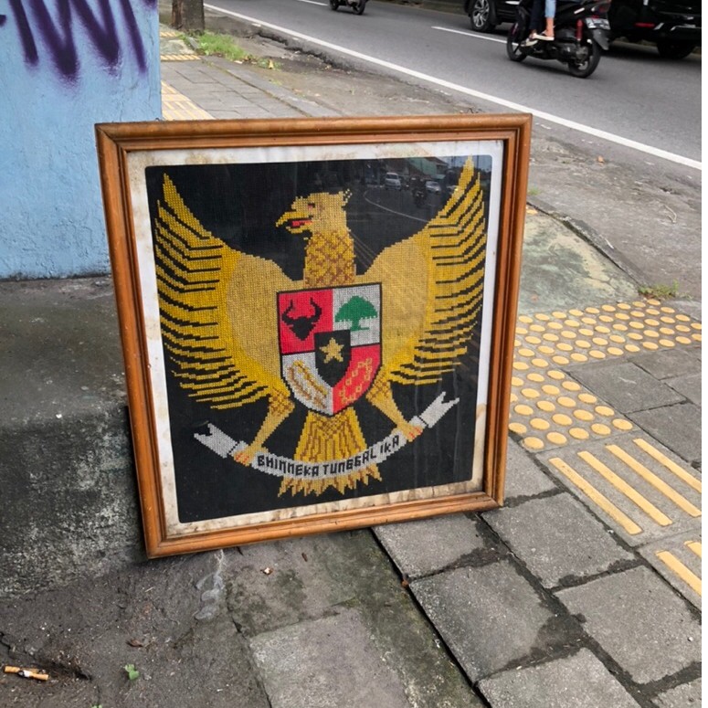 Lukisan Kristik garuda Indonesia antik