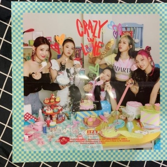 POSTER ALBUM ITZY OFFICIAL