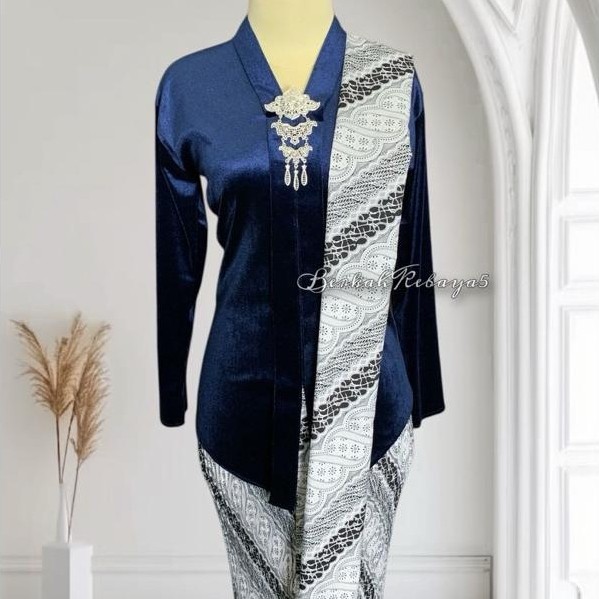 ABIMAYUSHOP SETELAN KEBAYA KARTINI ENCIM BLUDRU / KEBAYA + SELENDANG + JARIK MOTIF LERENG SOGAN PUTI