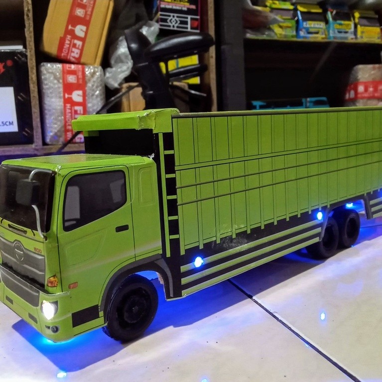 Miniatur Truk Hino Tronton RC Kayu LED Edukatif