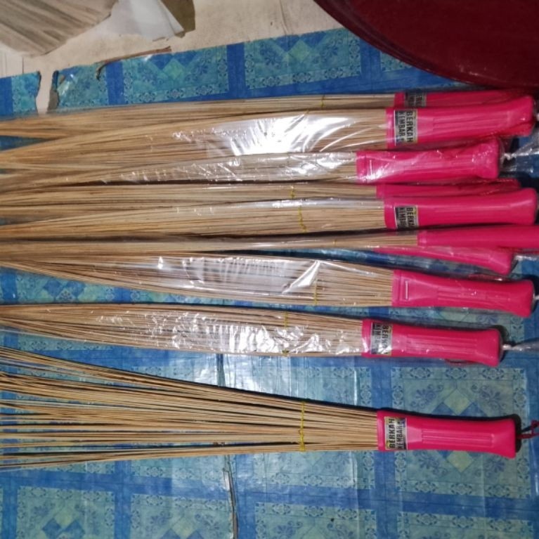 sapu penebah kasur tebal dan kuat dari pohon nipah
