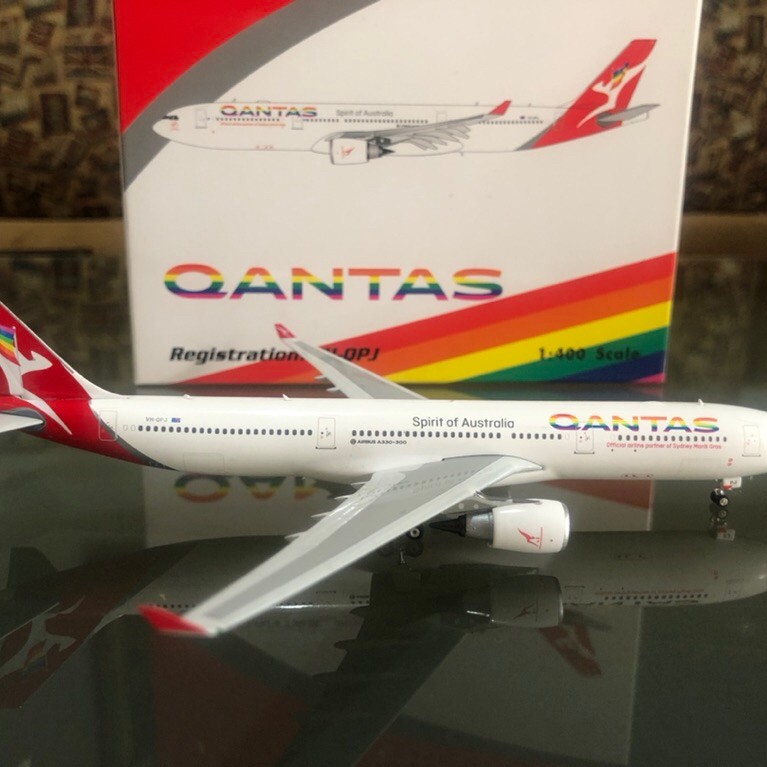 Qantas Airways Airbus A330-300 1:400 Rainbow