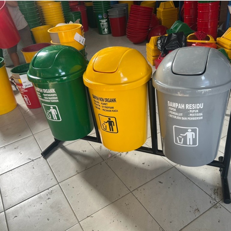 tempat sampah 3 pilah kapasitas 80 litter, warna hijau kuning abu.