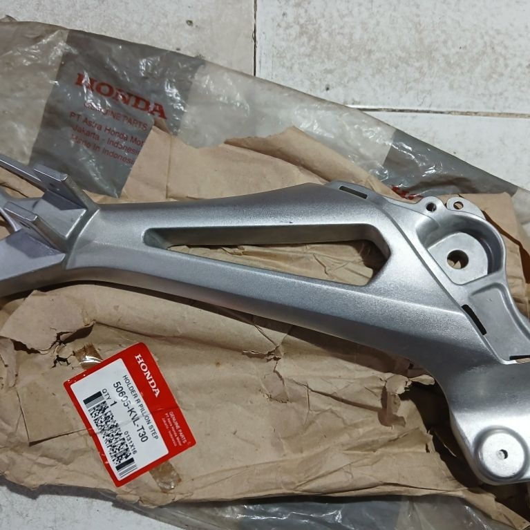 50605 KVL T30 PIJAKAN KAKI FOOTSTEP BELAKANG SUPRA X125 BATMAN NEW KANAN ORIGINAL AHM
