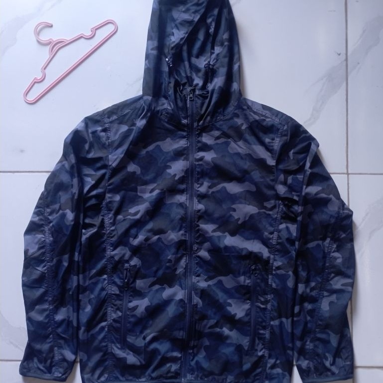 JAKET RUNNING UNIQLO CAMO Windproof