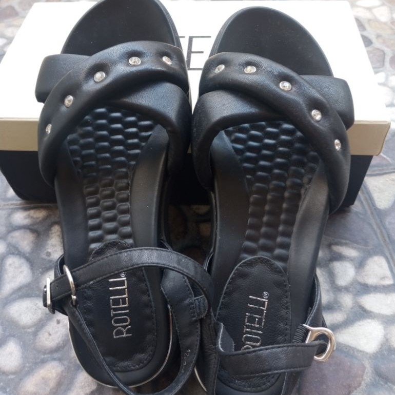 (Preloved) Sandal Hitam Elegan Wanita Merk Rotelli