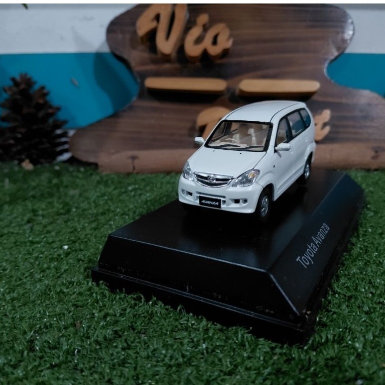 Diecast Miniatur Toyota Avanza putih skala 1:43