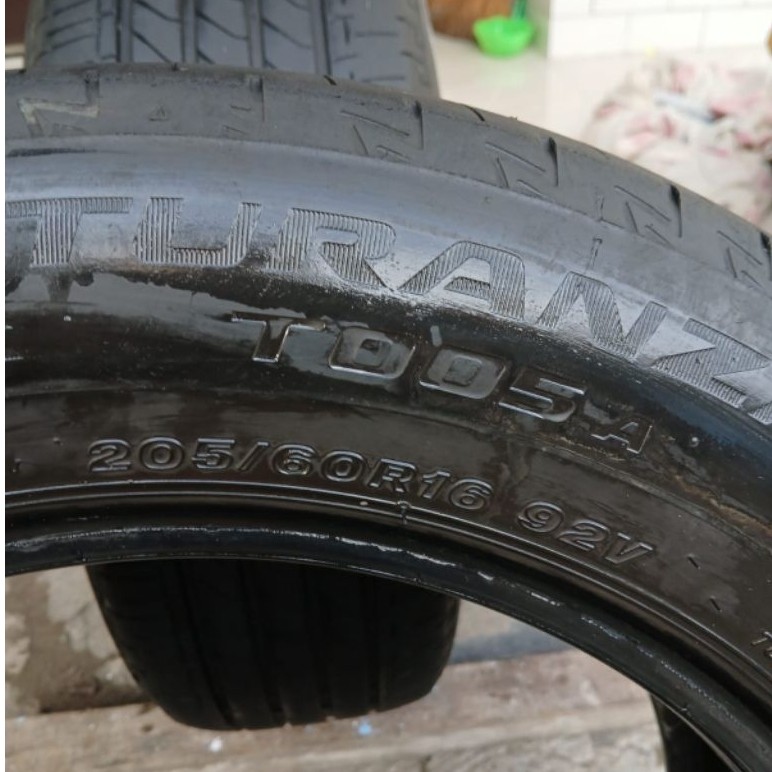Ban Bridgestone 205/60 R16