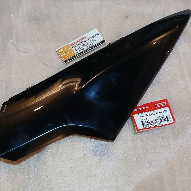 64380 KTM 850FMB COVER SAMBUNGAN BODY SAMPING SUPRA X125 HITAM KIRI ORIGINAL AHM
