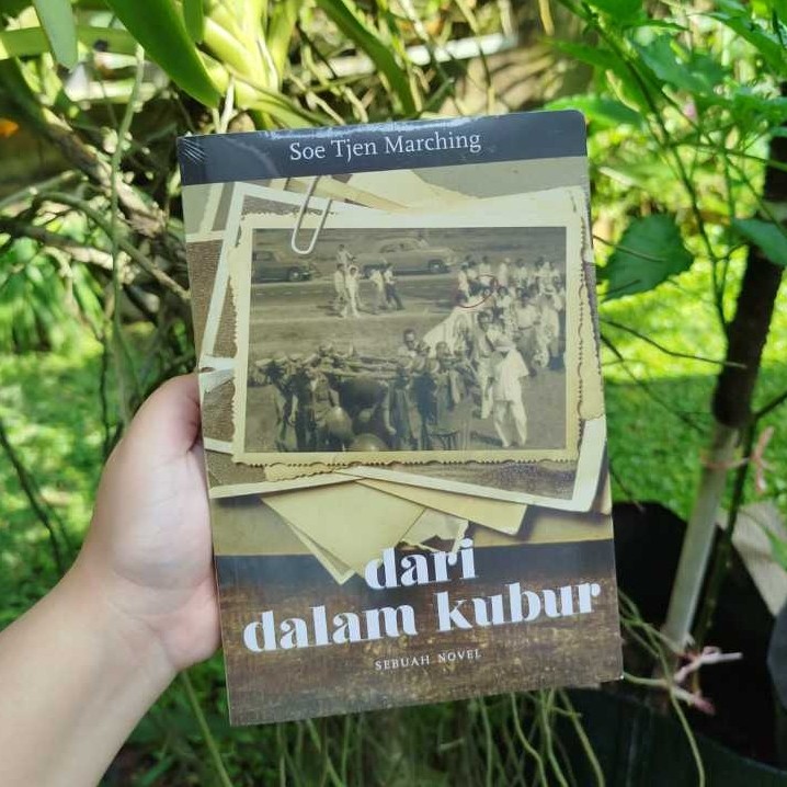 Decutter buku dari dalam kubur