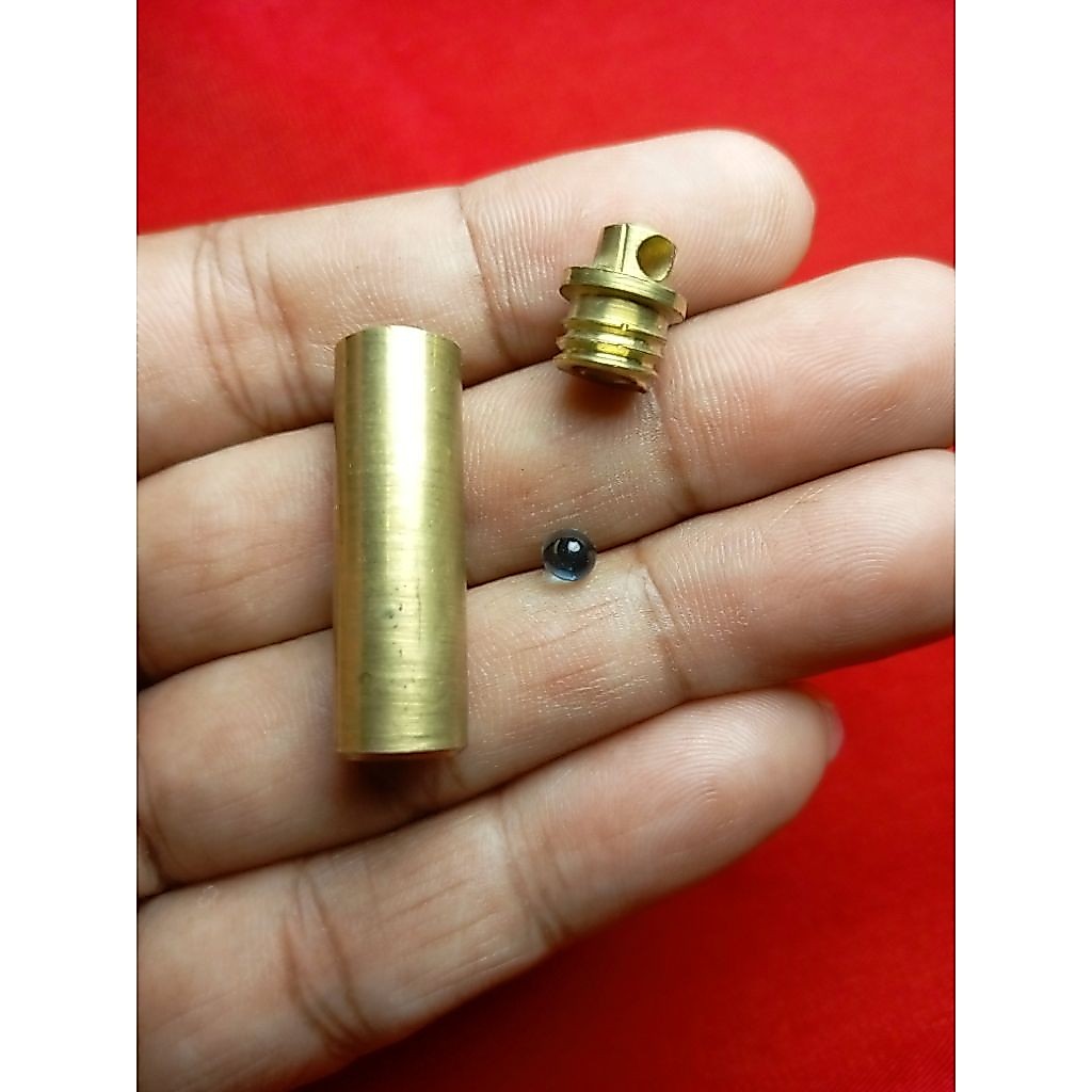 Liontin tabung dan batu bulat kecil
