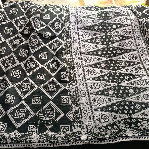 KL030 Lar Gurda Kelengan Series Motif Kotak Hitam, Sarung Batik Tradisional Eksklusif