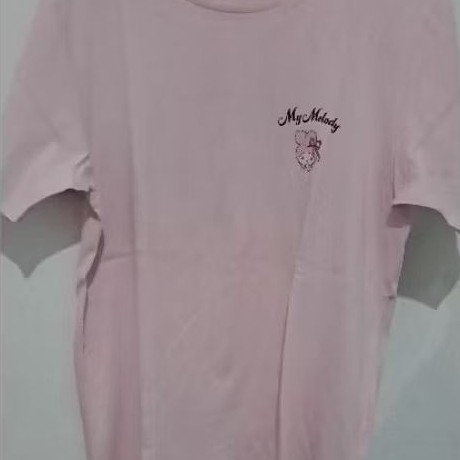 Preloved - Kaos Uniqlo Melody