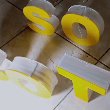 huruf karilik timbul lampu led menyala
