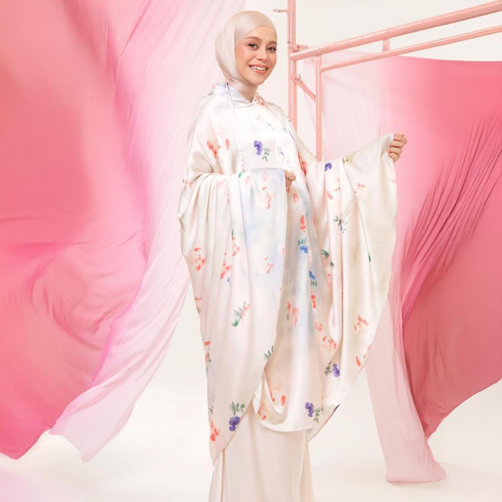 Lozy Hijab - Lesti Prayer Set Series 2 Lozy x Lesti Kejora (Lunar Prayer Mukena Bahan Silk Set Patte