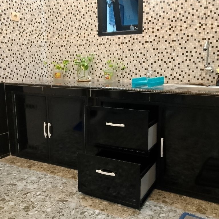 pintu kolong meja dapur,satu set kusen+2daun pintu,tinggal pasang,bahan full aluminium,isian acp.