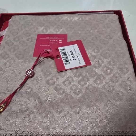 buttonscarves tapis emboss goat