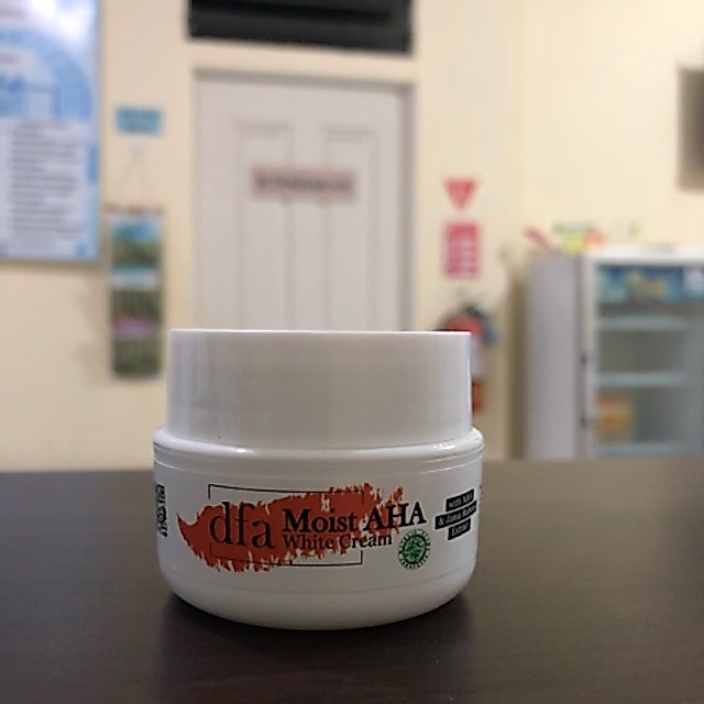 DFA Moist AHA White Cream Whitening Cream Krim Pemutih Kemasan Pot 10 gram