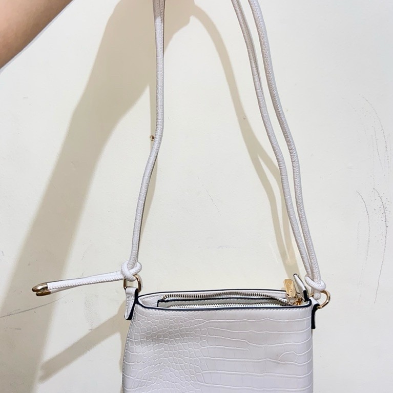 Preloved Kafina Bag White